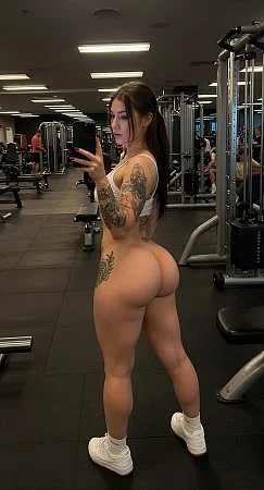 Tattooed gym babe shows her naked ass after a workout